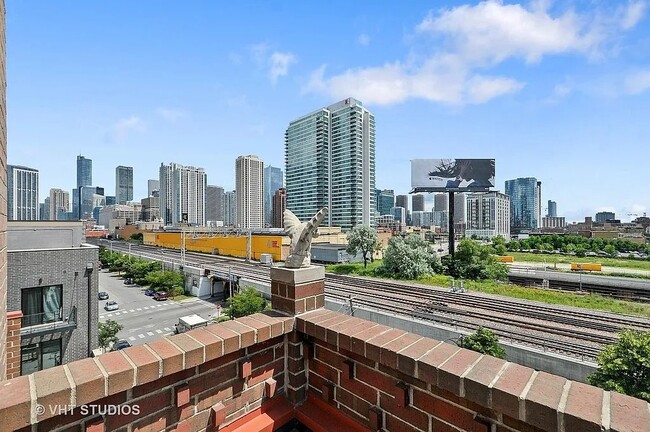 property at 816 W Hubbard St