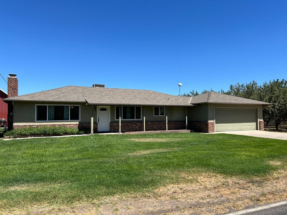 24463 Clough Rd in Escalon, CA - Building Photo