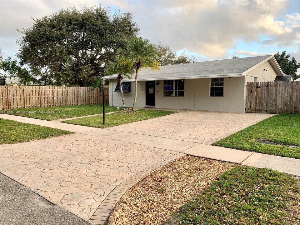 7650 NW 33rd St in Hollywood, FL - Building Photo