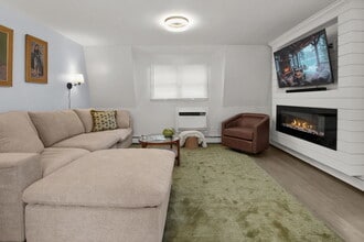 22 Bonazzo Dr, Unit Calmwood in Trumbull, CT - Building Photo - Building Photo