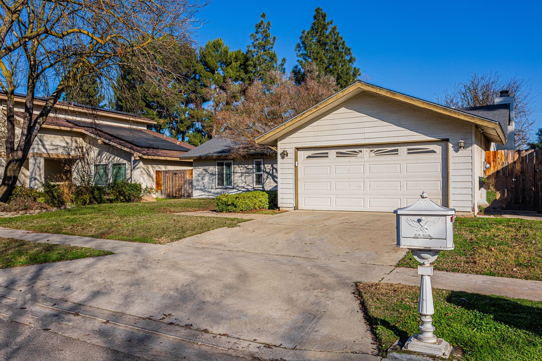 8250 N Calaveras St in Fresno, CA - Building Photo