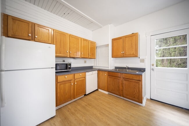 921 E State St in Ithaca, NY - Foto de edificio - Building Photo