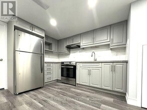 32 Warnsworth St in Toronto, ON - Building Photo - Building Photo