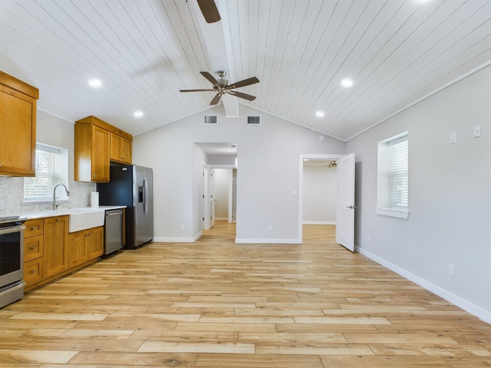 802 Apple St-Unit -Unit B in Fredericksburg, TX - Building Photo