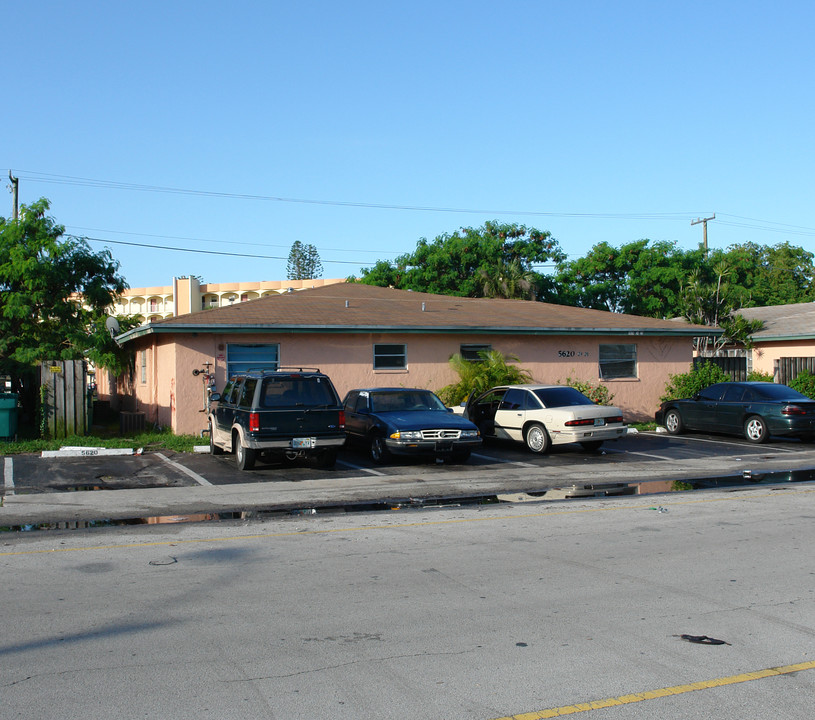 5620 NW 27th Ct in Fort Lauderdale, FL - Foto de edificio