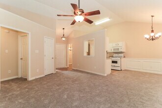 47 Noah Dr in Newnan, GA - Foto de edificio - Building Photo