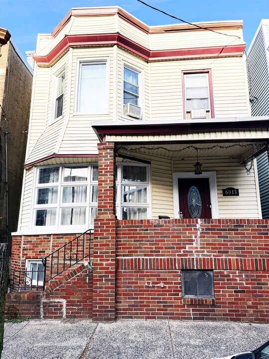 6013 Buchanan Pl in West New York, NJ - Building Photo