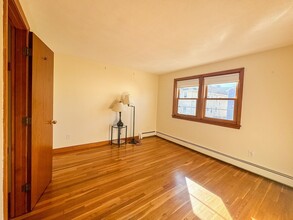 144 Pleasant St, Unit #1 in Cambridge, MA - Foto de edificio - Building Photo