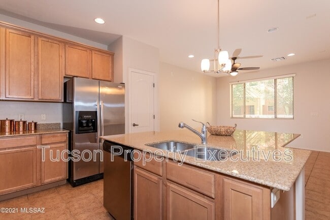 2442 E Emerald Moon Dr in Tucson, AZ - Building Photo - Building Photo