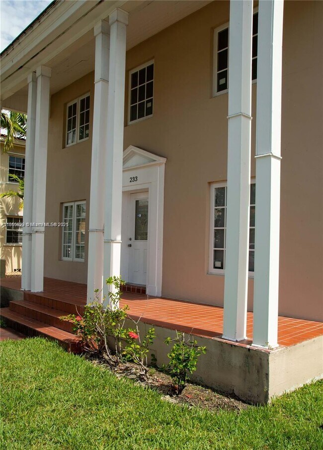 233 Madeira Ave in Coral Gables, FL - Foto de edificio - Building Photo