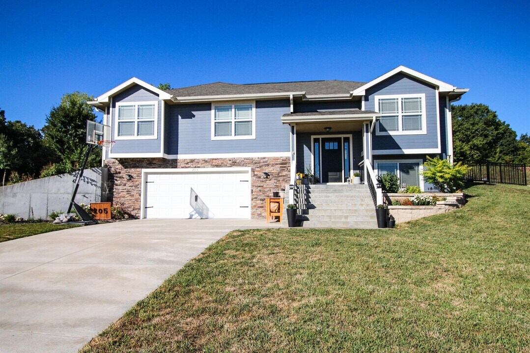 205 Starlight Ln in Manhattan, KS - Building Photo