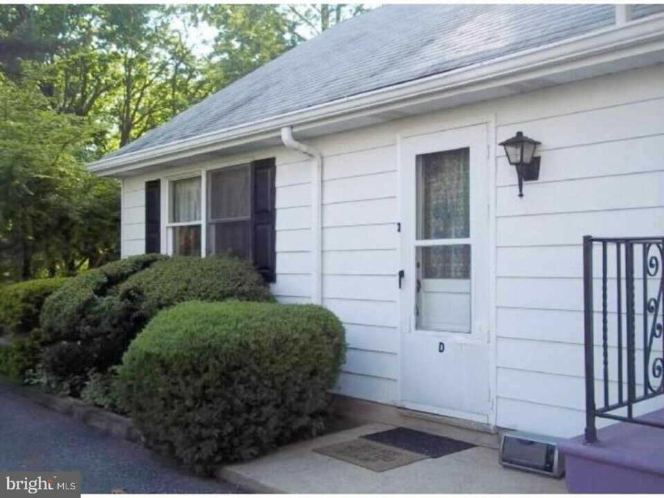 213 Laurel Ave-Unit -D in Glassboro, NJ - Foto de edificio