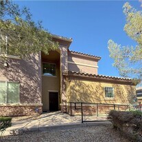 6868 Sky Pointe Dr in Las Vegas, NV - Building Photo
