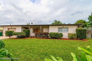 320 Pine Tree Dr in Indialantic, FL - Building Photo