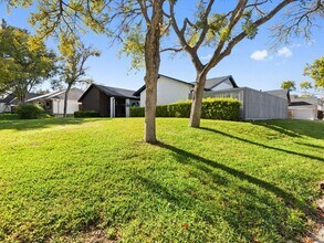 16825 Park Hill Dr in Dallas, TX - Building Photo - Building Photo