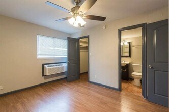 1505 W Lovers Ln in Arlington, TX - Building Photo - Building Photo