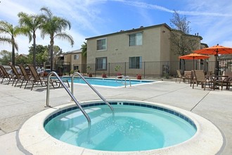 Whispering Oaks in San Marcos, CA - Foto de edificio - Building Photo