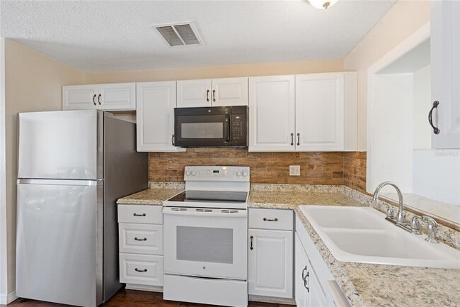 7651 Montague Loop in New Port Richey, FL - Building Photo - Building Photo