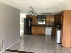 9411 Ledgestone Ln in Port Richey, FL - Foto de edificio - Building Photo