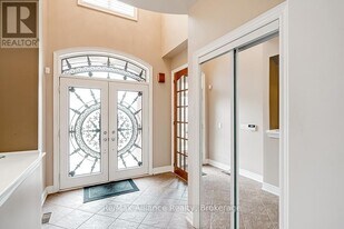 1527 Arrowhead Rd in Oakville, ON - Building Photo
