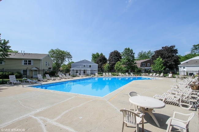 256 Sunset Ct in Vernon Hills, IL - Foto de edificio - Building Photo