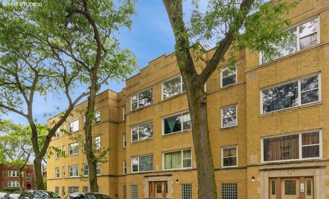 property at 3818 W Ainslie St