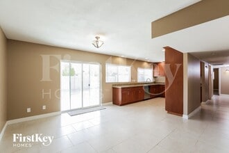 12215 N 36th St in Phoenix, AZ - Foto de edificio - Building Photo