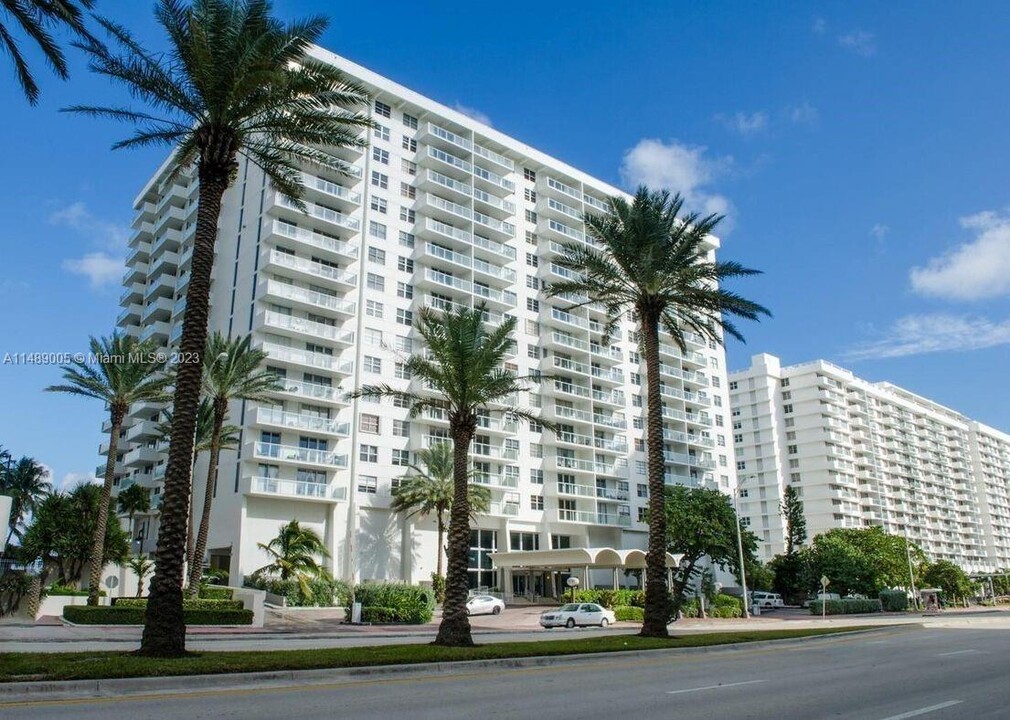 5701 Collins Ave, Unit 1606 in Miami, FL - Building Photo