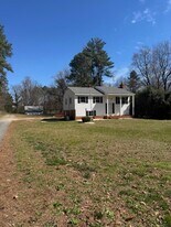 8130 Lee Davis Rd in Mechanicsville, VA - Building Photo