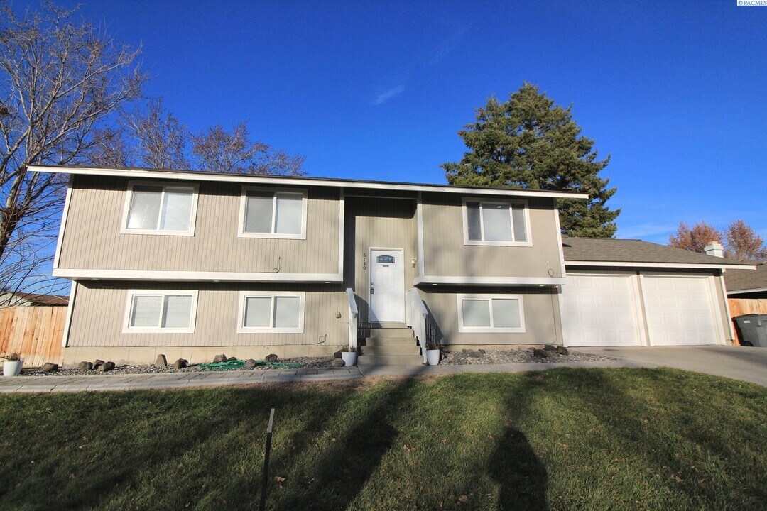 8130 W Falls Pl in Kennewick, WA - Building Photo