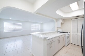 1350 W 53rd St-Unit -20 in Hialeah, FL - Building Photo - Building Photo