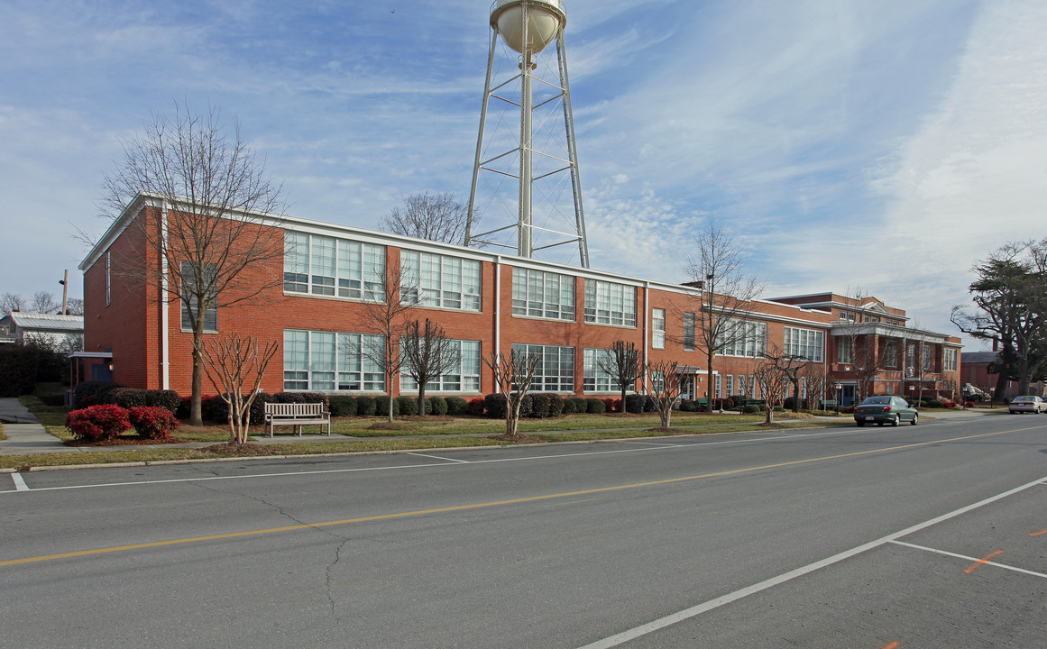 Dallas High School Apartments in Dallas, NC - Foto de edificio