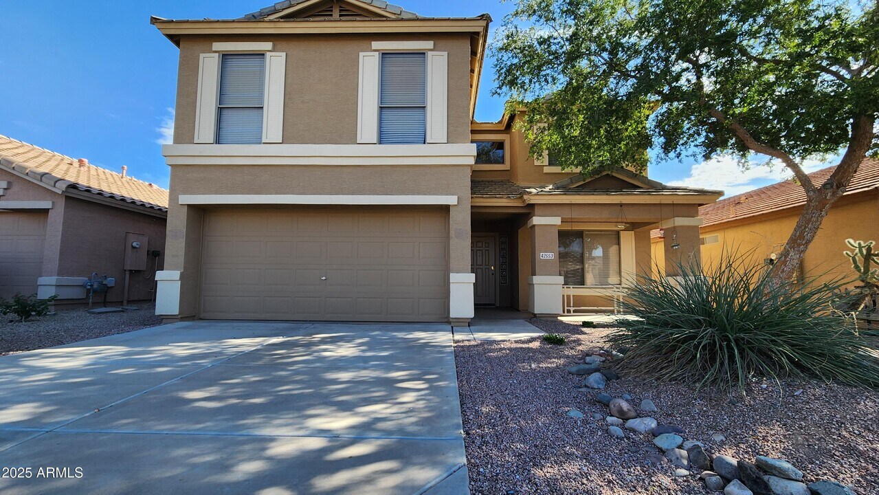 42553 W Michaels Dr in Maricopa, AZ - Building Photo