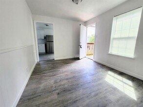 6914 Gonzales St in Houston, TX - Building Photo - Building Photo