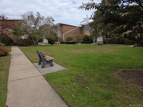 267 N Newbridge Rd in Hempstead, NY - Building Photo - Building Photo