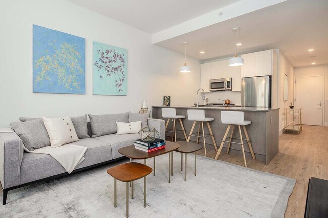 323 Pine St in Jersey City, NJ - Building Photo - Building Photo