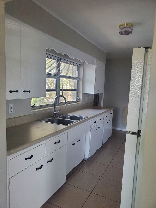 916 E Lime St, Unit A in Lakeland, FL - Building Photo - Building Photo