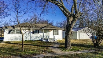 104 Cole St in Ladonia, TX - Building Photo