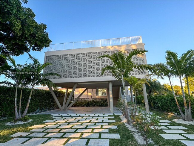 1065 NE Little River Dr in Miami, FL - Building Photo - Building Photo