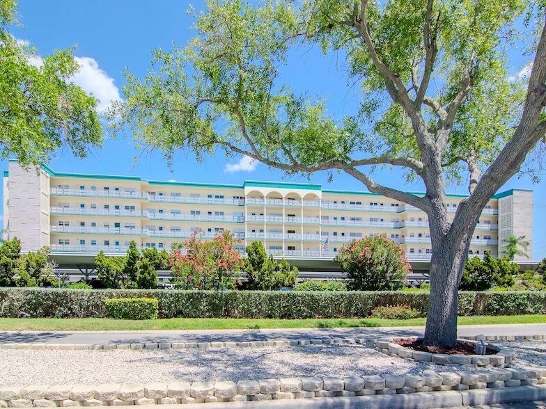 2960 59th St S, Unit 505 in Gulfport, FL - Building Photo
