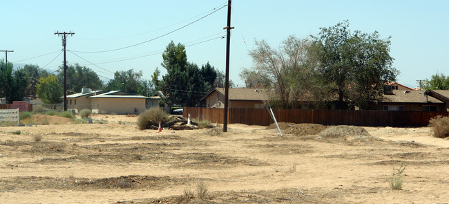 13471 Mohawk Rd in Apple Valley, CA - Foto de edificio - Building Photo