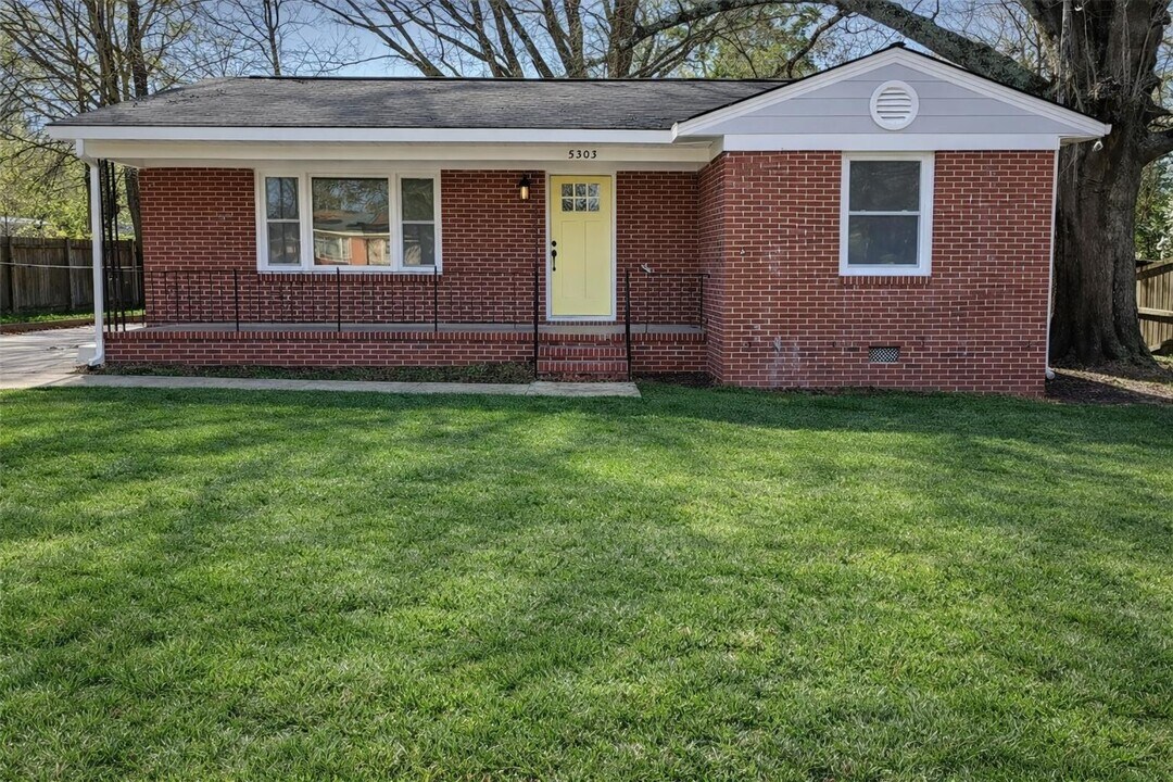 5303 Birch Rd in Fayetteville, NC - Building Photo