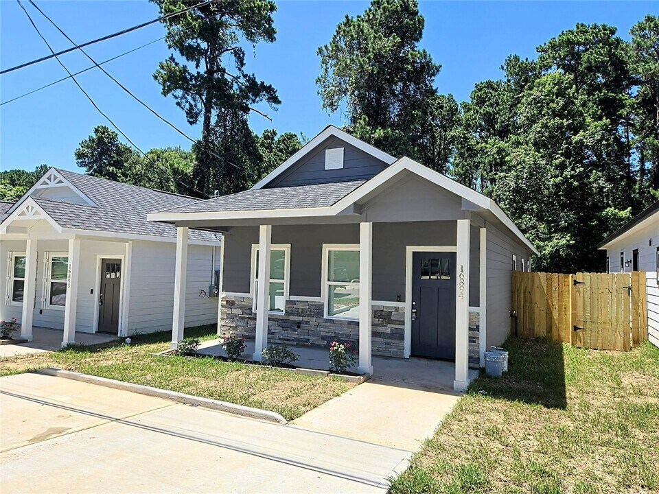 16894 Balmoral St in Montgomery, TX - Building Photo