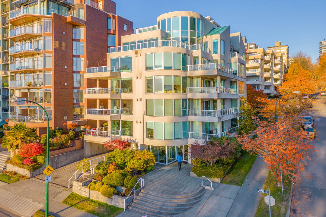 1403 Beach Ave in Vancouver, BC - Building Photo