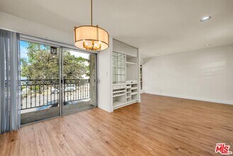 11656 Montana Ave in Los Angeles, CA - Building Photo - Building Photo