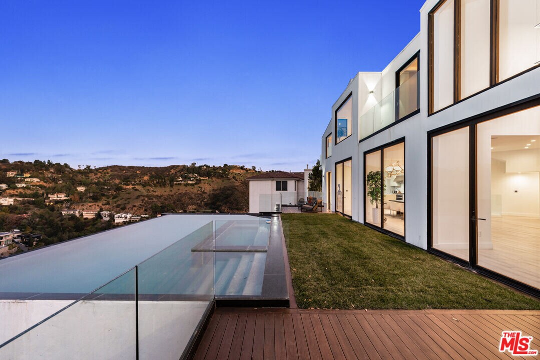 7567 Hermes Dr in Los Angeles, CA - Building Photo