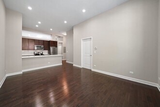 2200 W Lawrence Ave, Unit 204 in Chicago, IL - Foto de edificio - Building Photo