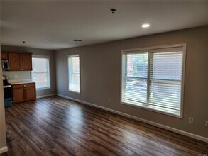 52 N Bergen Pl, Unit 4 in Freeport, NY - Building Photo - Building Photo
