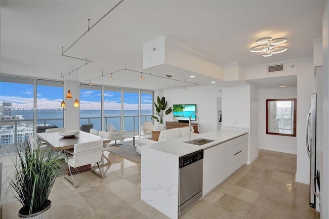 6365 Collins Ave, Unit 3208 in Miami Beach, FL - Foto de edificio - Building Photo