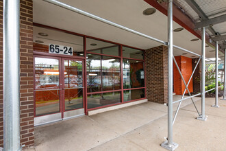 Electchester Towers East in Fresh Meadows, NY - Foto de edificio - Building Photo